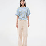 Light and feminine blouse in blue with a romantic floral print. The UttaMD SS Top is designed with short, wide sleeves and a relaxed fit for an elegant and effortless look. Made from 100% recycled polyester. The model is 175 cm and wears a size S/36.

Material:
100% Recycled Polyester