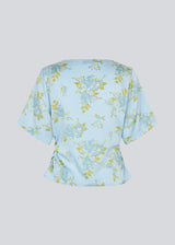 Light and feminine blouse in blue with a romantic floral print. The UttaMD SS Top is designed with short, wide sleeves and a relaxed fit for an elegant and effortless look. Made from 100% recycled polyester. The model is 175 cm and wears a size S/36.

Material:
100% Recycled Polyester