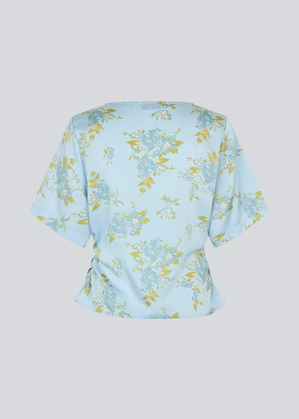 Light and feminine blouse in blue with a romantic floral print. The UttaMD SS Top is designed with short, wide sleeves and a relaxed fit for an elegant and effortless look. Made from 100% recycled polyester. The model is 175 cm and wears a size S/36.

Material:
100% Recycled Polyester