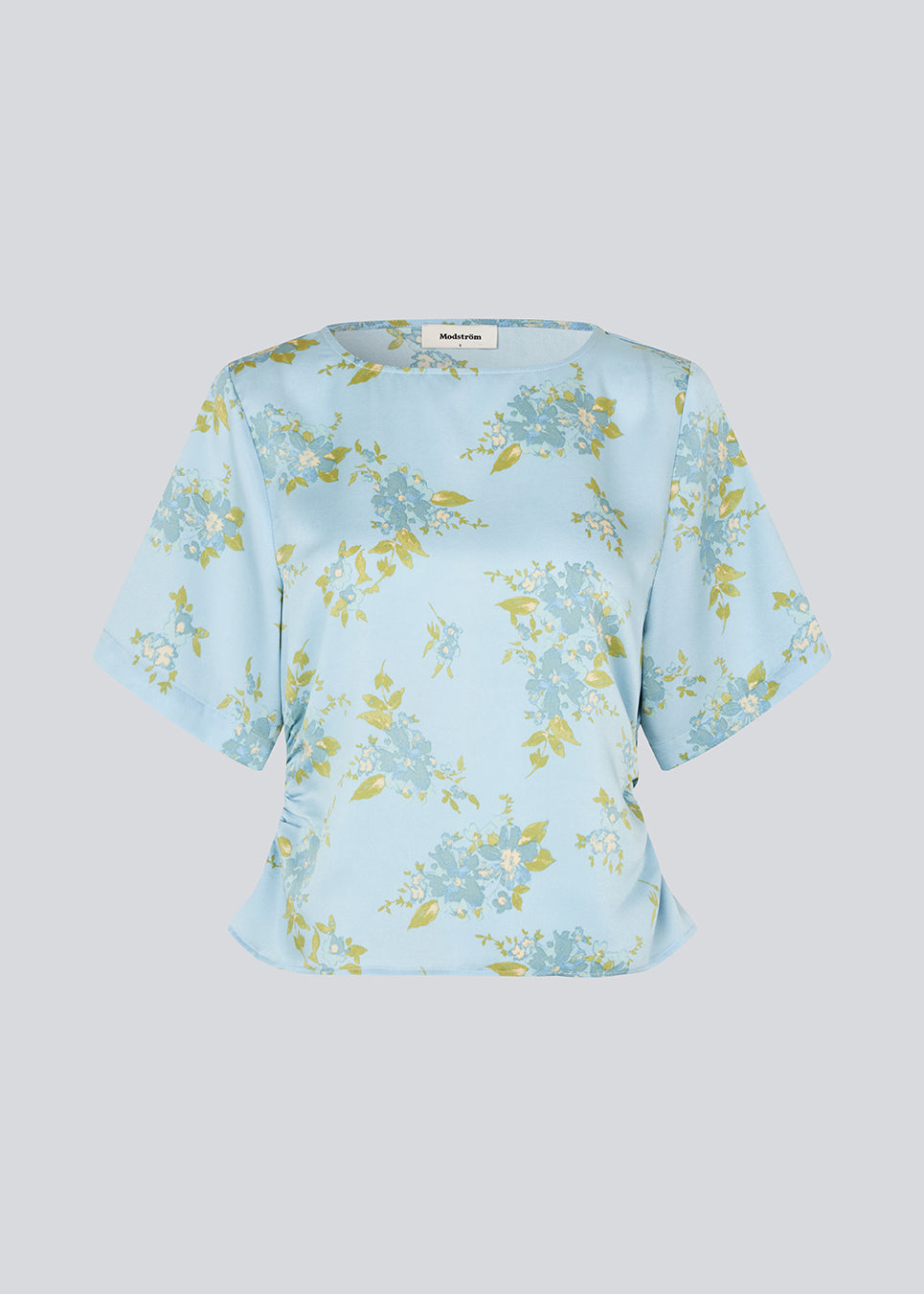 Light and feminine blouse in blue with a romantic floral print. The UttaMD SS Top is designed with short, wide sleeves and a relaxed fit for an elegant and effortless look. Made from 100% recycled polyester. The model is 175 cm and wears a size S/36.

Material:
100% Recycled Polyester