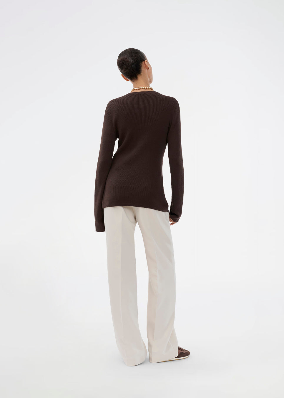 Timeless rib-knit cardigan in brown with a round neckline and front button closure. The UvisMD Cardigan features a fitted silhouette and a soft quality that gives it a feminine and elegant look. Perfect for everyday wear and layering through the seasons. The model is 175 cm and wears a size S/36.

Material:
100% Organic Cotton