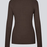 Timeless rib-knit cardigan in brown with a round neckline and front button closure. The UvisMD Cardigan features a fitted silhouette and a soft quality that gives it a feminine and elegant look. Perfect for everyday wear and layering through the seasons. The model is 175 cm and wears a size S/36.

Material:
100% Organic Cotton