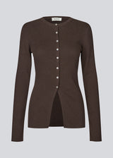 Timeless rib-knit cardigan in brown with a round neckline and front button closure. The UvisMD Cardigan features a fitted silhouette and a soft quality that gives it a feminine and elegant look. Perfect for everyday wear and layering through the seasons. The model is 175 cm and wears a size S/36.

Material:
100% Organic Cotton