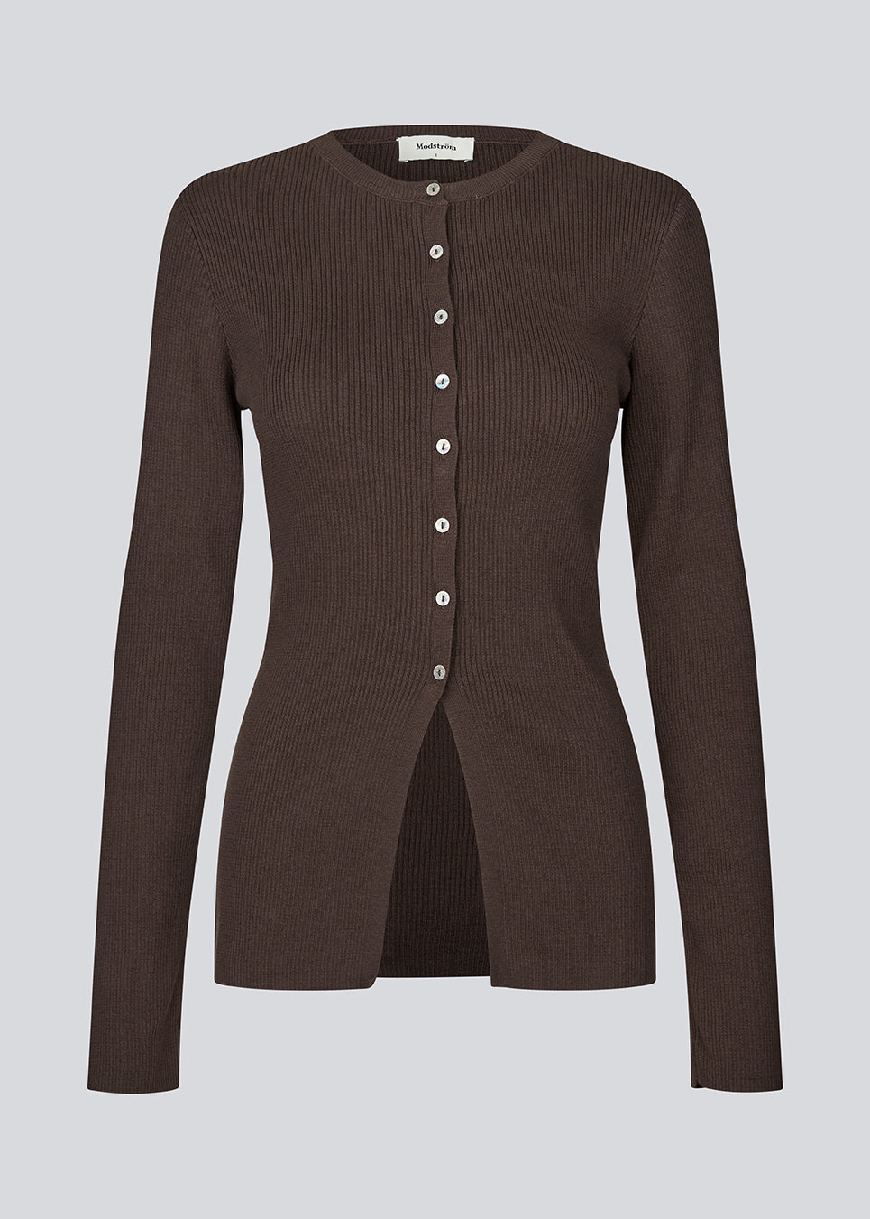 Timeless rib-knit cardigan in brown with a round neckline and front button closure. The UvisMD Cardigan features a fitted silhouette and a soft quality that gives it a feminine and elegant look. Perfect for everyday wear and layering through the seasons. The model is 175 cm and wears a size S/36.

Material:
100% Organic Cotton
