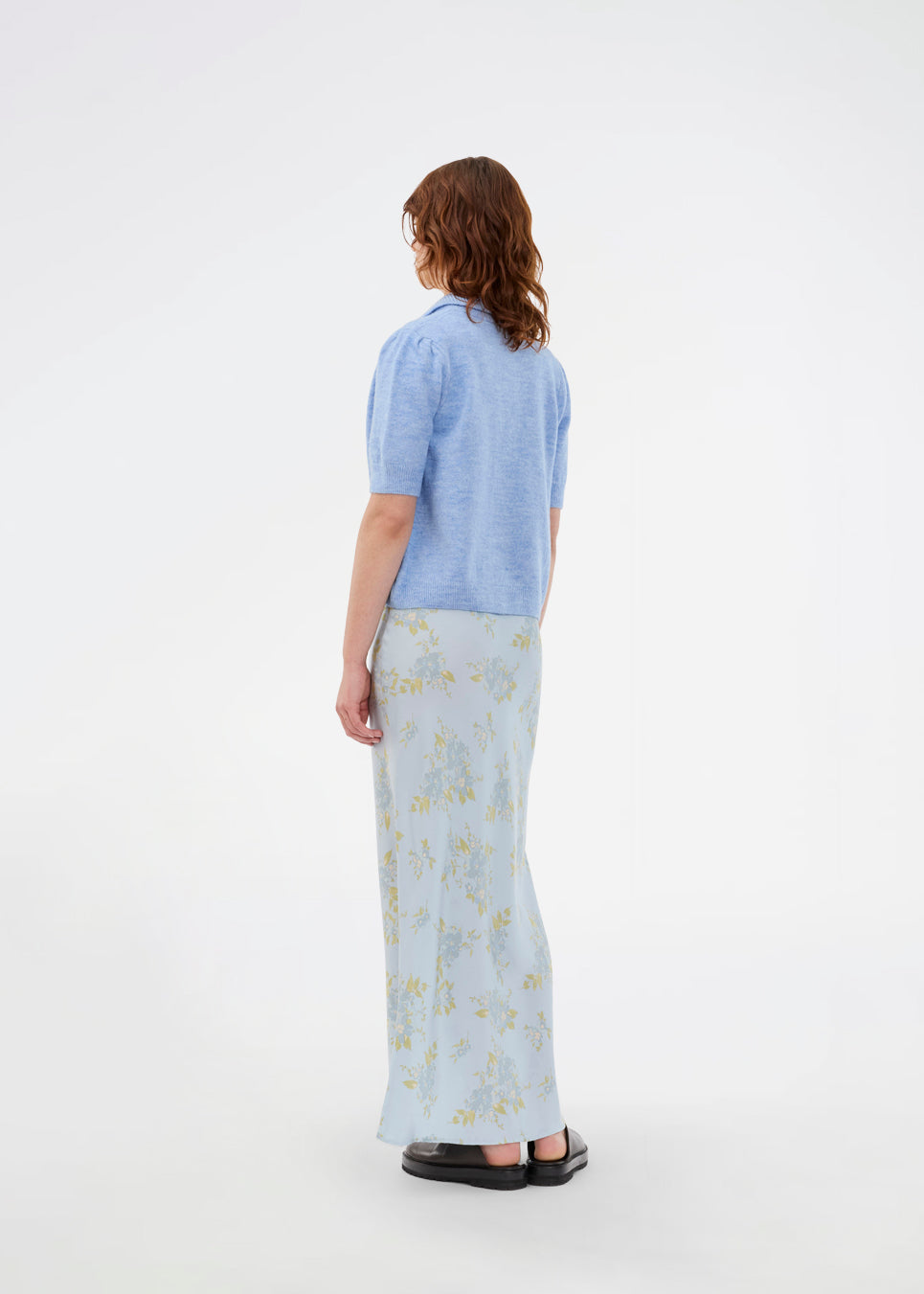 Short-sleeved light blue cardigan with a collar. The UzziMD Cardigan features a contrasting button closure and delicate ribbed trims, creating an elegant and sophisticated look. Can be worn both open and closed. The model is 175 cm and wears a size S/36.


Material:
76% Acrylic
24% Polyester