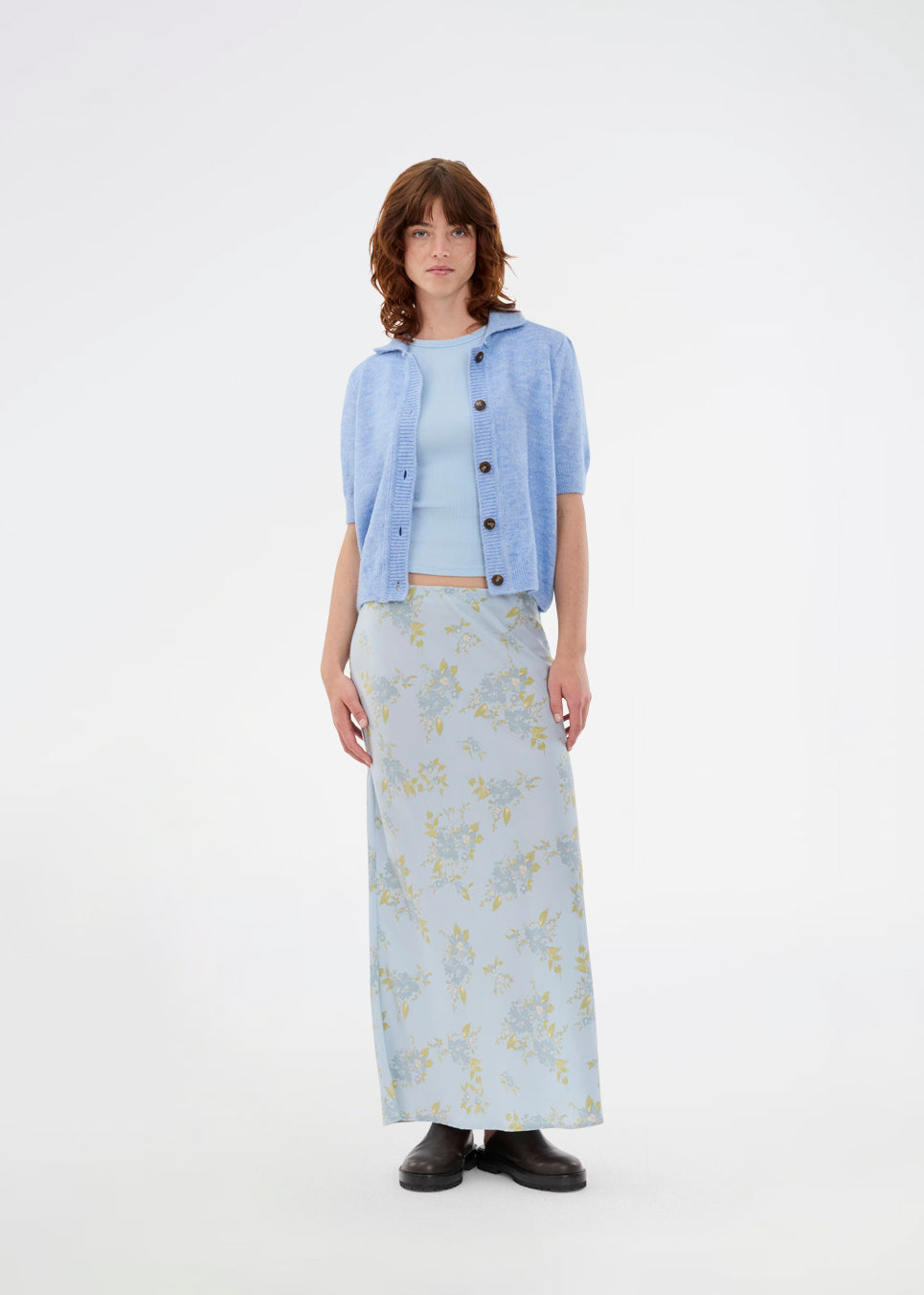 Short-sleeved light blue cardigan with a collar. The UzziMD Cardigan features a contrasting button closure and delicate ribbed trims, creating an elegant and sophisticated look. Can be worn both open and closed. The model is 175 cm and wears a size S/36.


Material:
76% Acrylic
24% Polyester