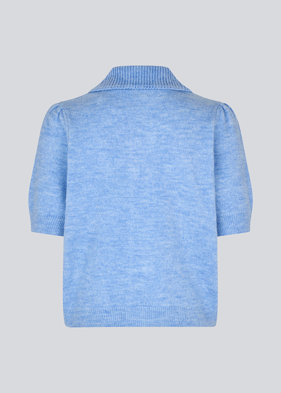 Short-sleeved light blue cardigan with a collar. The UzziMD Cardigan features a contrasting button closure and delicate ribbed trims, creating an elegant and sophisticated look. Can be worn both open and closed. The model is 175 cm and wears a size S/36.


Material:
76% Acrylic
24% Polyester