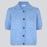 Short-sleeved light blue cardigan with a collar. The UzziMD Cardigan features a contrasting button closure and delicate ribbed trims, creating an elegant and sophisticated look. Can be worn both open and closed. The model is 175 cm and wears a size S/36.


Material:
76% Acrylic
24% Polyester