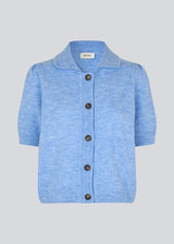 Short-sleeved light blue cardigan with a collar. The UzziMD Cardigan features a contrasting button closure and delicate ribbed trims, creating an elegant and sophisticated look. Can be worn both open and closed. The model is 175 cm and wears a size S/36.


Material:
76% Acrylic
24% Polyester
