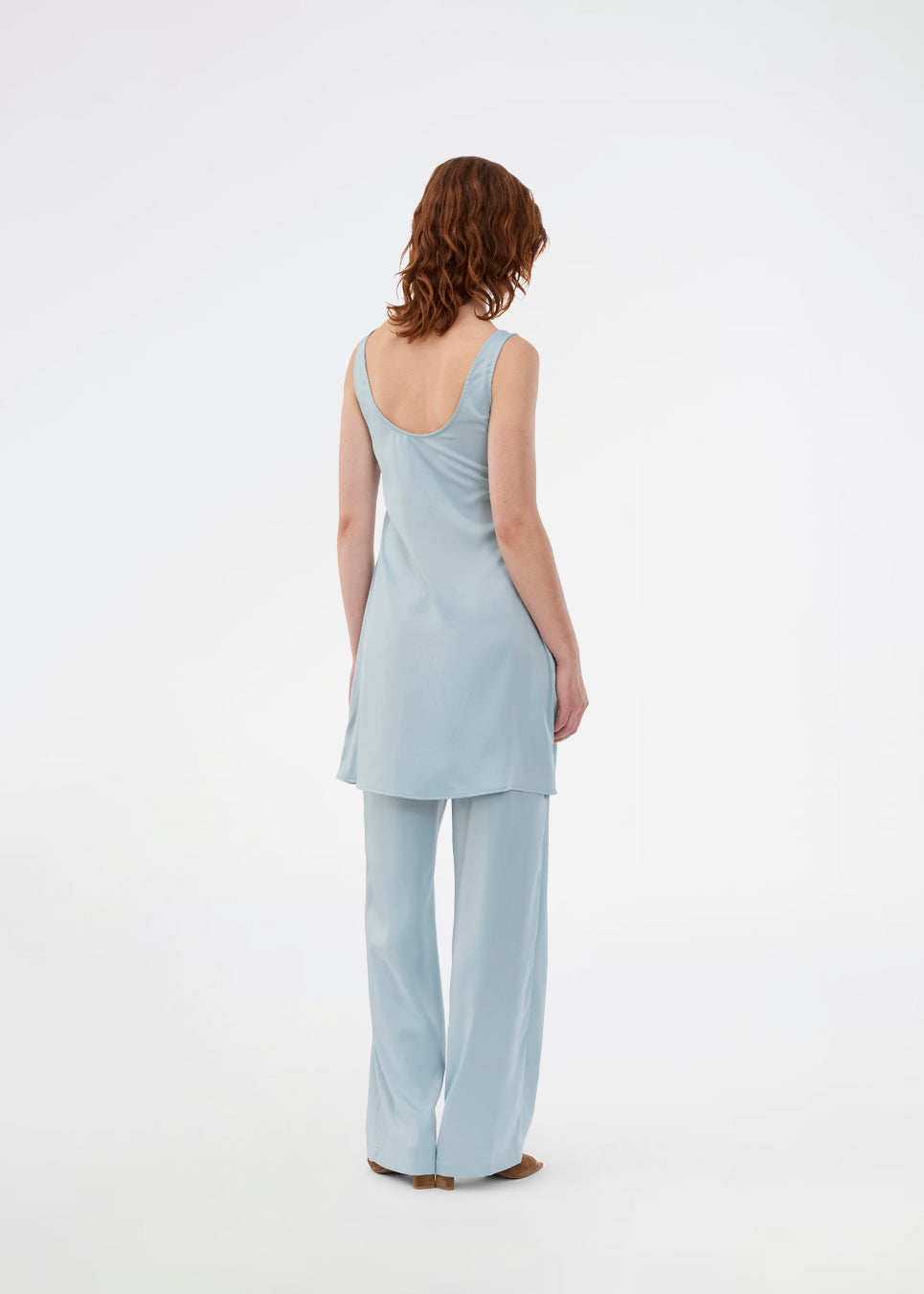 Mini dress in blue in lustrous satin. The ValdoMD dress features a round neckline, thin straps, a discreet zipper, and a gently A-line silhouette that drapes beautifully over the body. The smooth satin surface gives an elegant look, perfect for both everyday wear and festive occasions.