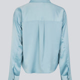 Feminine shirt in blue in lustrous satin. The Valdomd shirt features classic details such as a chest pocket, long sleeves, button closure, and a length that reaches the waistband. Made from 98% recycled polyester, this shirt is perfect for both elegant and casual looks.

Style with matching pants.&nbsp;
