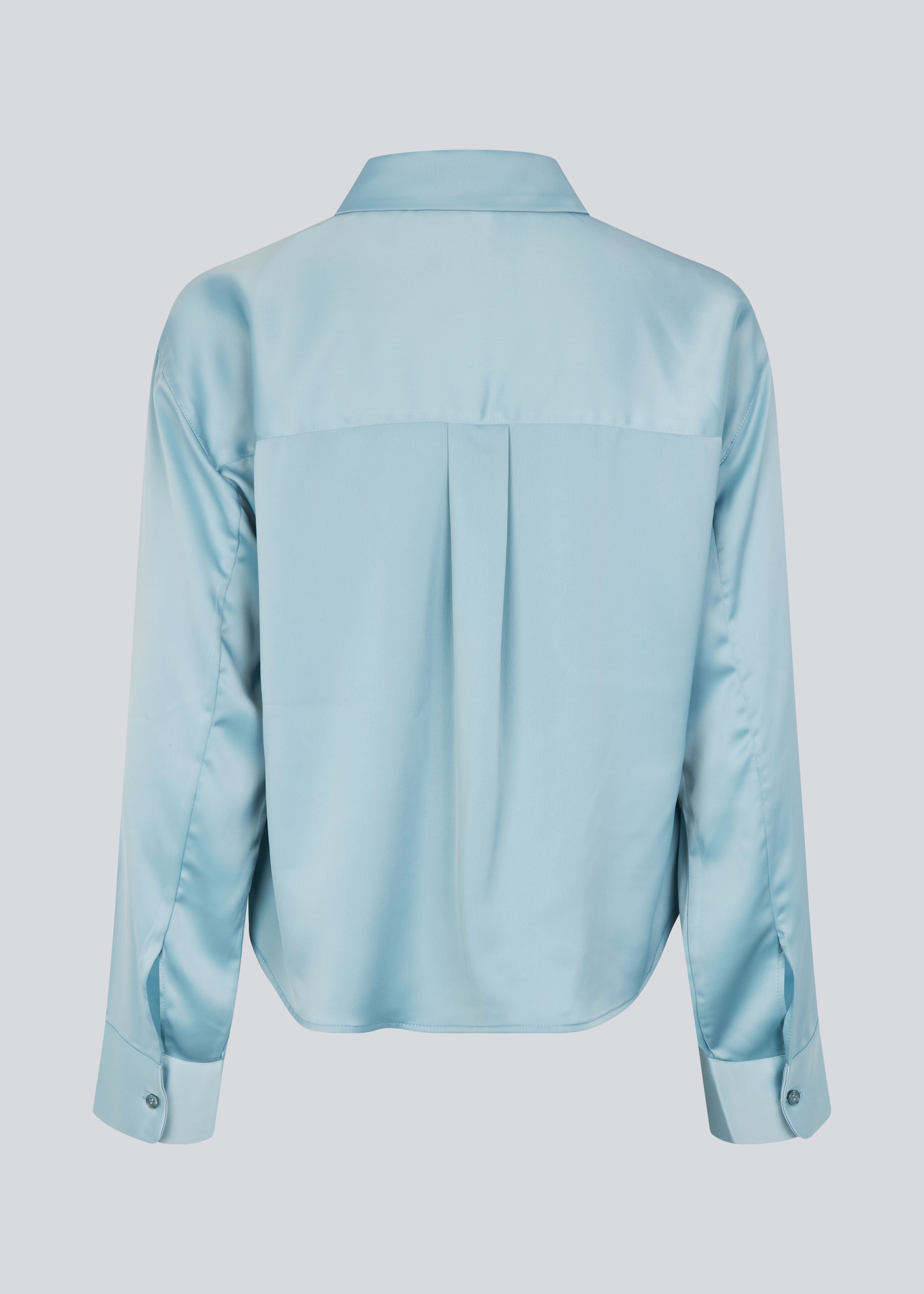 Feminine shirt in blue in lustrous satin. The Valdomd shirt features classic details such as a chest pocket, long sleeves, button closure, and a length that reaches the waistband. Made from 98% recycled polyester, this shirt is perfect for both elegant and casual looks.

Style with matching pants.&nbsp;