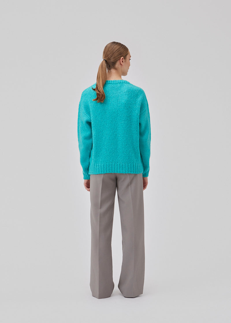 Nice knit with long sleeves in the color Atlantis. Valentia o-neck has a rib edge at the neck, sleeves and bottom. The knit has a loose fit, which makes it perfect for the cold days.
