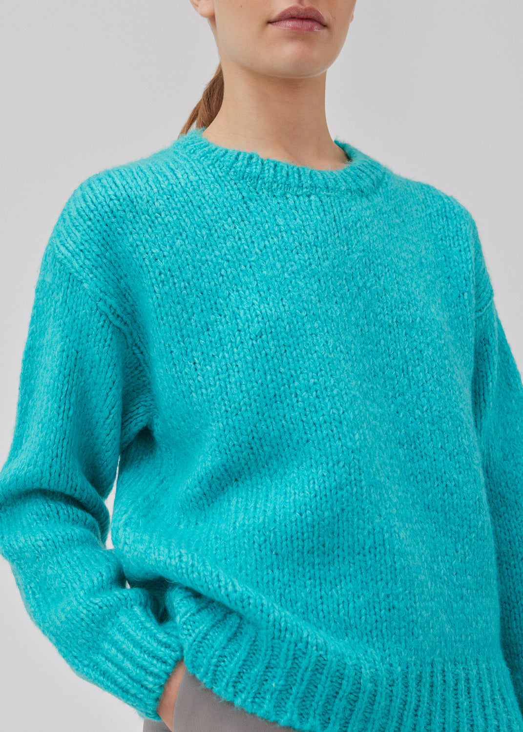 Nice knit with long sleeves in the color Atlantis. Valentia o-neck has a rib edge at the neck, sleeves and bottom. The knit has a loose fit, which makes it perfect for the cold days.