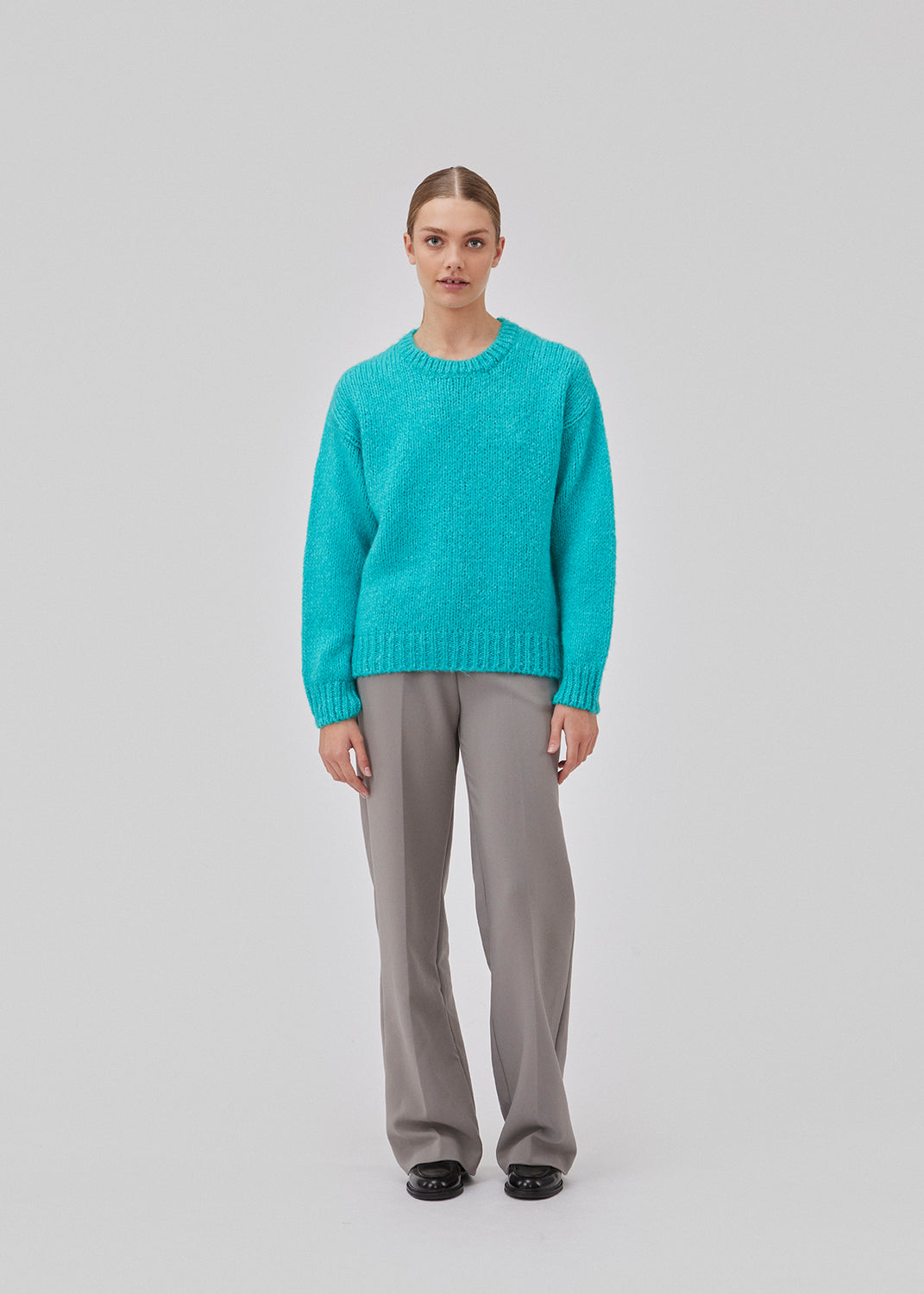 Nice knit with long sleeves in the color Atlantis. Valentia o-neck has a rib edge at the neck, sleeves and bottom. The knit has a loose fit, which makes it perfect for the cold days.