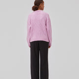 Nice knit with long sleeves in rosa. Valentia o-neck has a rib edge at the neck, sleeves and bottom. The knit has a loose fit, which makes it perfect for the cold days.