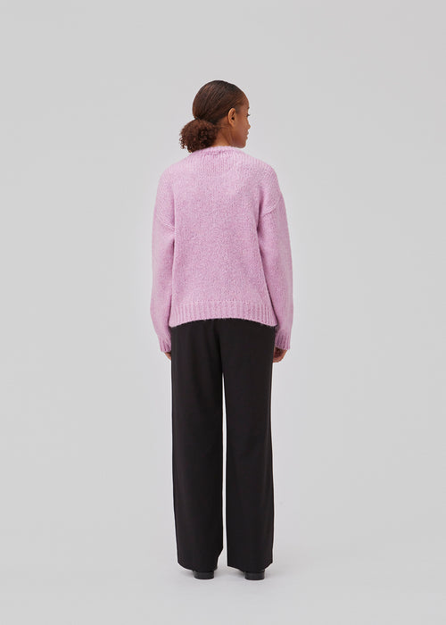 Nice knit with long sleeves in rosa. Valentia o-neck has a rib edge at the neck, sleeves and bottom. The knit has a loose fit, which makes it perfect for the cold days.