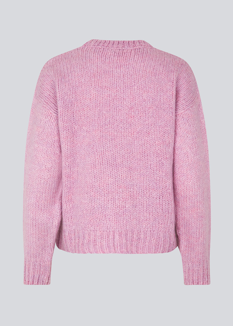 Nice knit with long sleeves in rosa. Valentia o-neck has a rib edge at the neck, sleeves and bottom. The knit has a loose fit, which makes it perfect for the cold days.