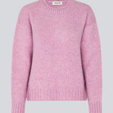 Nice knit with long sleeves in rosa. Valentia o-neck has a rib edge at the neck, sleeves and bottom. The knit has a loose fit, which makes it perfect for the cold days.