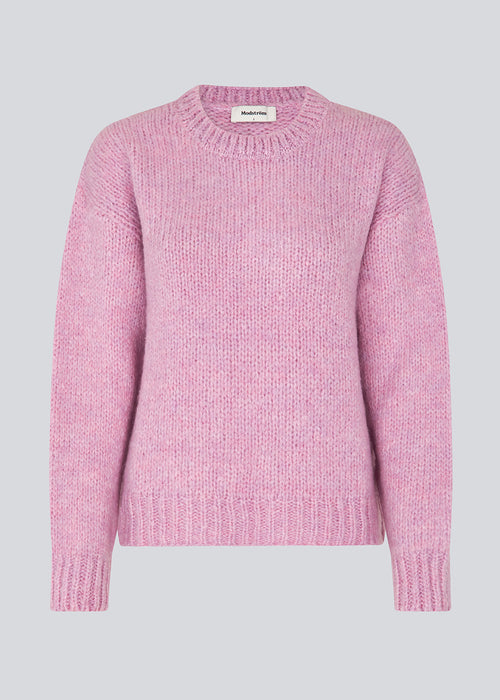 Nice knit with long sleeves in rosa. Valentia o-neck has a rib edge at the neck, sleeves and bottom. The knit has a loose fit, which makes it perfect for the cold days.
