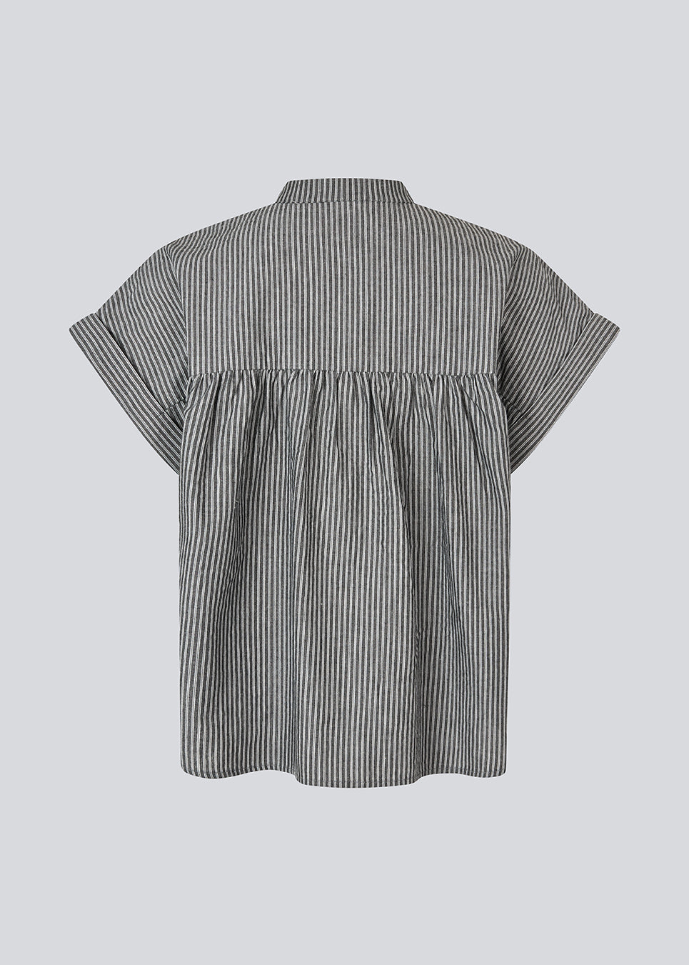 Striped short-sleeve top in 100% organic cotton. The ValentinMD Stripe Top features a wide, relaxed fit with a round neckline, button closure, and large chest pockets. A modern and comfortable style for an effortless everyday look.