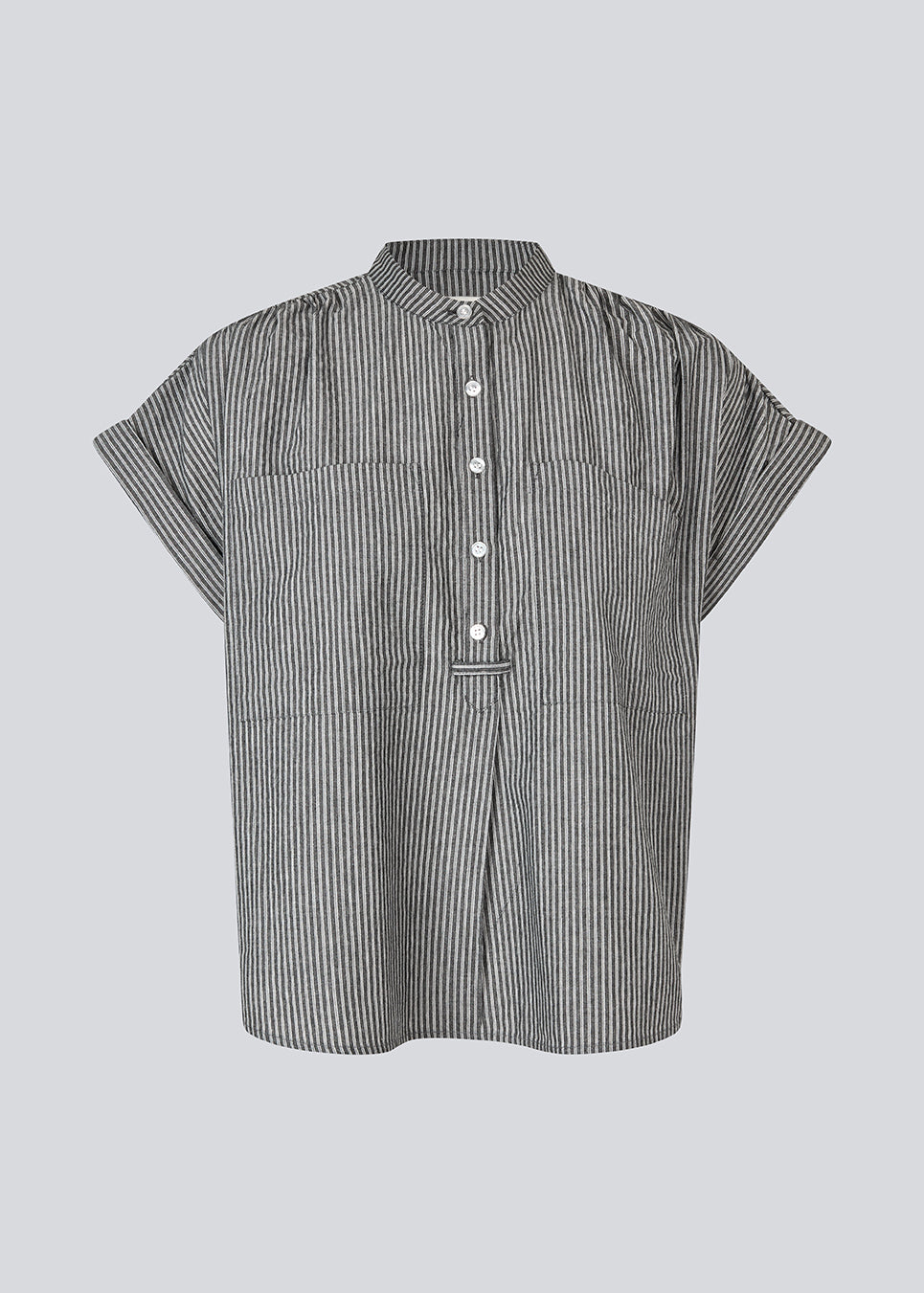 Striped short-sleeve top in 100% organic cotton. The ValentinMD Stripe Top features a wide, relaxed fit with a round neckline, button closure, and large chest pockets. A modern and comfortable style for an effortless everyday look.