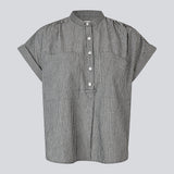 Striped short-sleeve top in 100% organic cotton. The ValentinMD Stripe Top features a wide, relaxed fit with a round neckline, button closure, and large chest pockets. A modern and comfortable style for an effortless everyday look.