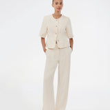 Short-sleeved, tailored blazer. The VesMD blazer features short sleeves and a round neckline. The elegant front button closure adds a sophisticated touch and allows the blazer to also be styled as a top.