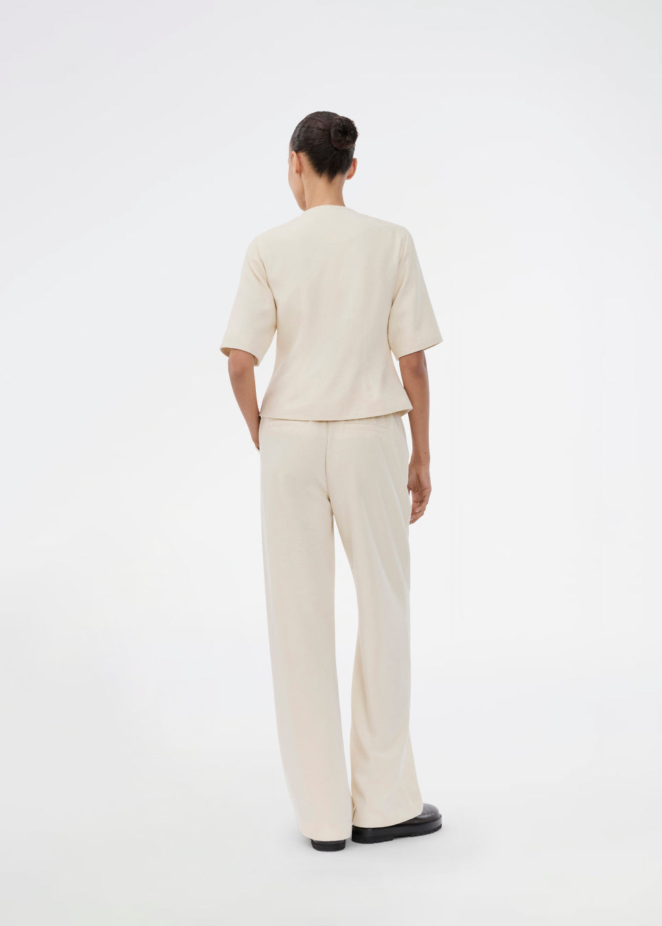 Elegant white tailored trousers with straight legs. The VesMD pants feature belt loops, a concealed zipper closure, and an elastic waistband at the back. These classic trousers create a stylish and versatile look, perfect for both the office and evening occasions.