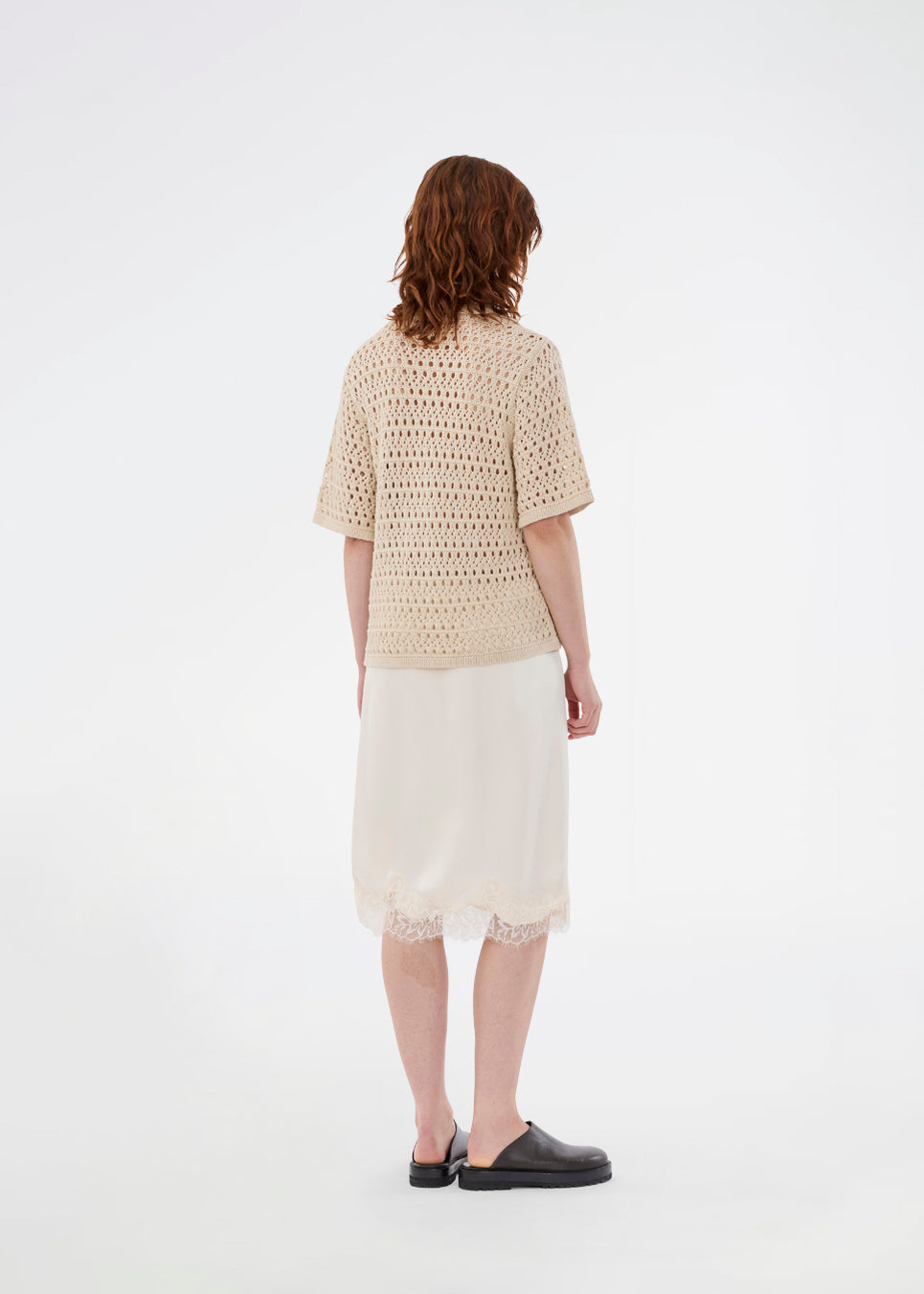 Elegant and lightweight cardigan in beige in a beautifully knitted openwork pattern. The VesterMD cardigan features short sleeves, a collar, and an adjustable drawstring closure at the front, creating a feminine and relaxed look. Made from 100% organic cotton for soft and breathable comfort.