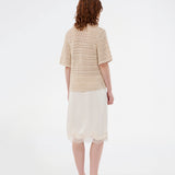 Elegant and lightweight cardigan in beige in a beautifully knitted openwork pattern. The VesterMD cardigan features short sleeves, a collar, and an adjustable drawstring closure at the front, creating a feminine and relaxed look. Made from 100% organic cotton for soft and breathable comfort.