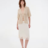 Elegant and lightweight cardigan in beige in a beautifully knitted openwork pattern. The VesterMD cardigan features short sleeves, a collar, and an adjustable drawstring closure at the front, creating a feminine and relaxed look. Made from 100% organic cotton for soft and breathable comfort.