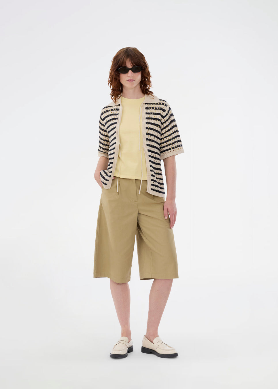 Elegant and lightweight cardigan in navy and beige in a beautifully knitted openwork pattern with stripes. The VesterMD Stripe cardigan features short sleeves, a collar, and an adjustable drawstring closure at the front, creating a feminine and relaxed look. Made from 100% organic cotton for soft and breathable comfort.