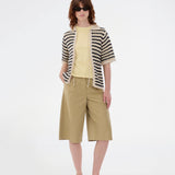 Elegant and lightweight cardigan in navy and beige in a beautifully knitted openwork pattern with stripes. The VesterMD Stripe cardigan features short sleeves, a collar, and an adjustable drawstring closure at the front, creating a feminine and relaxed look. Made from 100% organic cotton for soft and breathable comfort.