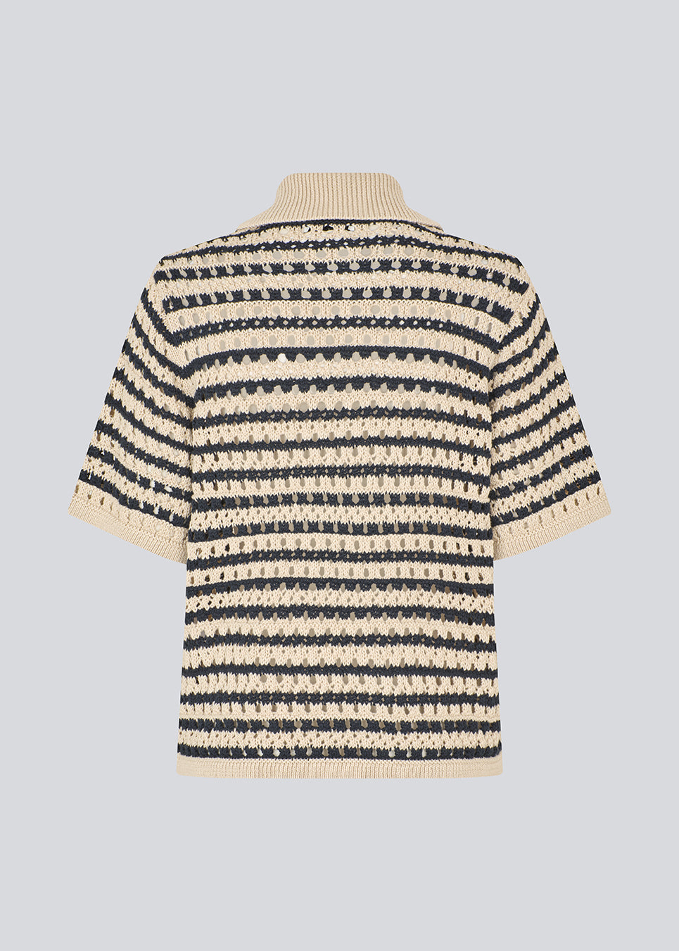 Elegant and lightweight cardigan in navy and beige in a beautifully knitted openwork pattern with stripes. The VesterMD Stripe cardigan features short sleeves, a collar, and an adjustable drawstring closure at the front, creating a feminine and relaxed look. Made from 100% organic cotton for soft and breathable comfort.