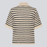 Elegant and lightweight cardigan in navy and beige in a beautifully knitted openwork pattern with stripes. The VesterMD Stripe cardigan features short sleeves, a collar, and an adjustable drawstring closure at the front, creating a feminine and relaxed look. Made from 100% organic cotton for soft and breathable comfort.