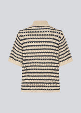 Elegant and lightweight cardigan in navy and beige in a beautifully knitted openwork pattern with stripes. The VesterMD Stripe cardigan features short sleeves, a collar, and an adjustable drawstring closure at the front, creating a feminine and relaxed look. Made from 100% organic cotton for soft and breathable comfort.