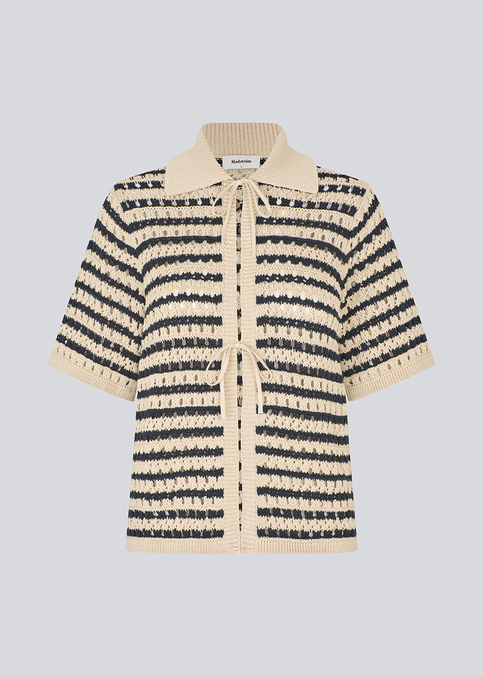 Elegant and lightweight cardigan in navy and beige in a beautifully knitted openwork pattern with stripes. The VesterMD Stripe cardigan features short sleeves, a collar, and an adjustable drawstring closure at the front, creating a feminine and relaxed look. Made from 100% organic cotton for soft and breathable comfort.