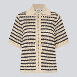 Elegant and lightweight cardigan in navy and beige in a beautifully knitted openwork pattern with stripes. The VesterMD Stripe cardigan features short sleeves, a collar, and an adjustable drawstring closure at the front, creating a feminine and relaxed look. Made from 100% organic cotton for soft and breathable comfort.