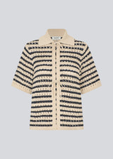 Elegant and lightweight cardigan in navy and beige in a beautifully knitted openwork pattern with stripes. The VesterMD Stripe cardigan features short sleeves, a collar, and an adjustable drawstring closure at the front, creating a feminine and relaxed look. Made from 100% organic cotton for soft and breathable comfort.
