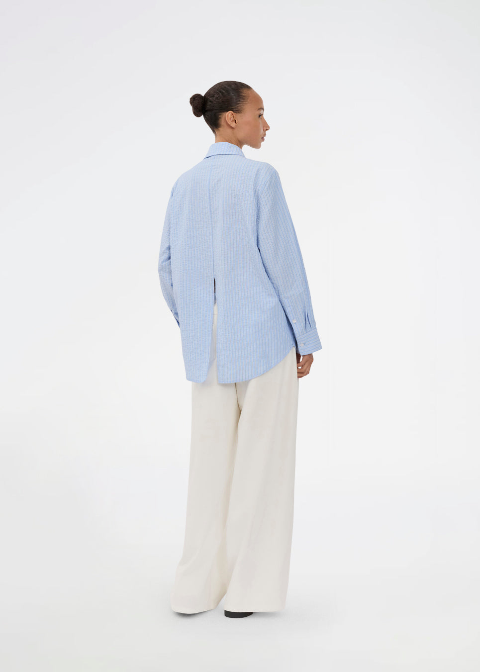 Long, classic blue striped shirt. The ViggeMD Stripe Shirt features timeless details such as a collar, button closure, and cuffs, along with a high slit at the back that adds a modern twist to the otherwise simple design. The model is 175 cm and wears a size S/36.


Material:
50% Organic Cotton
50% Polyester
