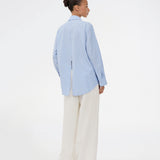 Long, classic blue striped shirt. The ViggeMD Stripe Shirt features timeless details such as a collar, button closure, and cuffs, along with a high slit at the back that adds a modern twist to the otherwise simple design. The model is 175 cm and wears a size S/36.


Material:
50% Organic Cotton
50% Polyester