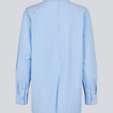 Long, classic blue striped shirt. The ViggeMD Stripe Shirt features timeless details such as a collar, button closure, and cuffs, along with a high slit at the back that adds a modern twist to the otherwise simple design. The model is 175 cm and wears a size S/36.


Material:
50% Organic Cotton
50% Polyester