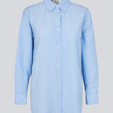 Long, classic blue striped shirt. The ViggeMD Stripe Shirt features timeless details such as a collar, button closure, and cuffs, along with a high slit at the back that adds a modern twist to the otherwise simple design. The model is 175 cm and wears a size S/36.


Material:
50% Organic Cotton
50% Polyester
