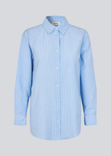 Long, classic blue striped shirt. The ViggeMD Stripe Shirt features timeless details such as a collar, button closure, and cuffs, along with a high slit at the back that adds a modern twist to the otherwise simple design. The model is 175 cm and wears a size S/36.


Material:
50% Organic Cotton
50% Polyester