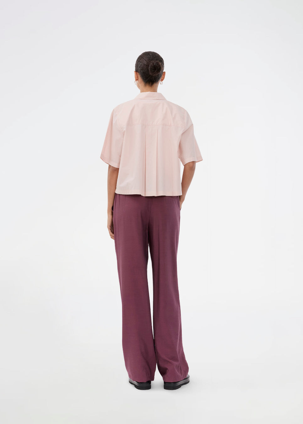 Short shirt with wide short sleeves. The VilbertMD shirt is made from 100% organic cotton and features classic details such as a collar, button closure, and chest pocket.