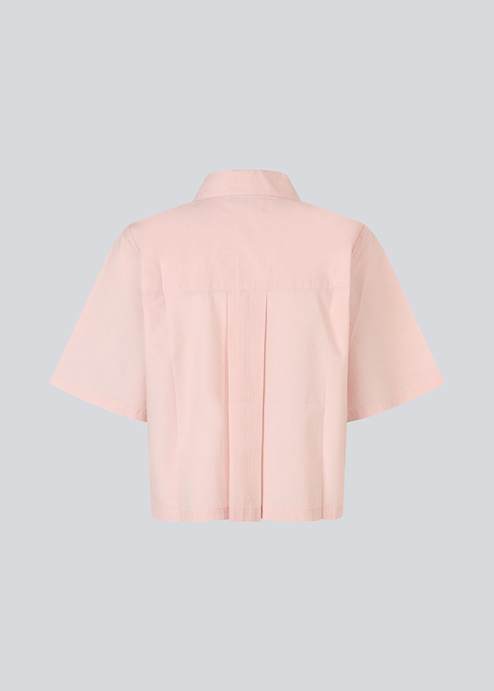 Short shirt with wide short sleeves. The VilbertMD shirt is made from 100% organic cotton and features classic details such as a collar, button closure, and chest pocket.
