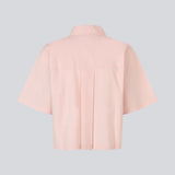 Short shirt with wide short sleeves. The VilbertMD shirt is made from 100% organic cotton and features classic details such as a collar, button closure, and chest pocket.