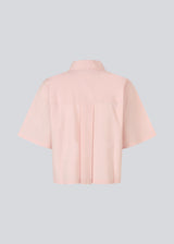 Short shirt with wide short sleeves. The VilbertMD shirt is made from 100% organic cotton and features classic details such as a collar, button closure, and chest pocket.