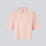 Short shirt with wide short sleeves. The VilbertMD shirt is made from 100% organic cotton and features classic details such as a collar, button closure, and chest pocket.